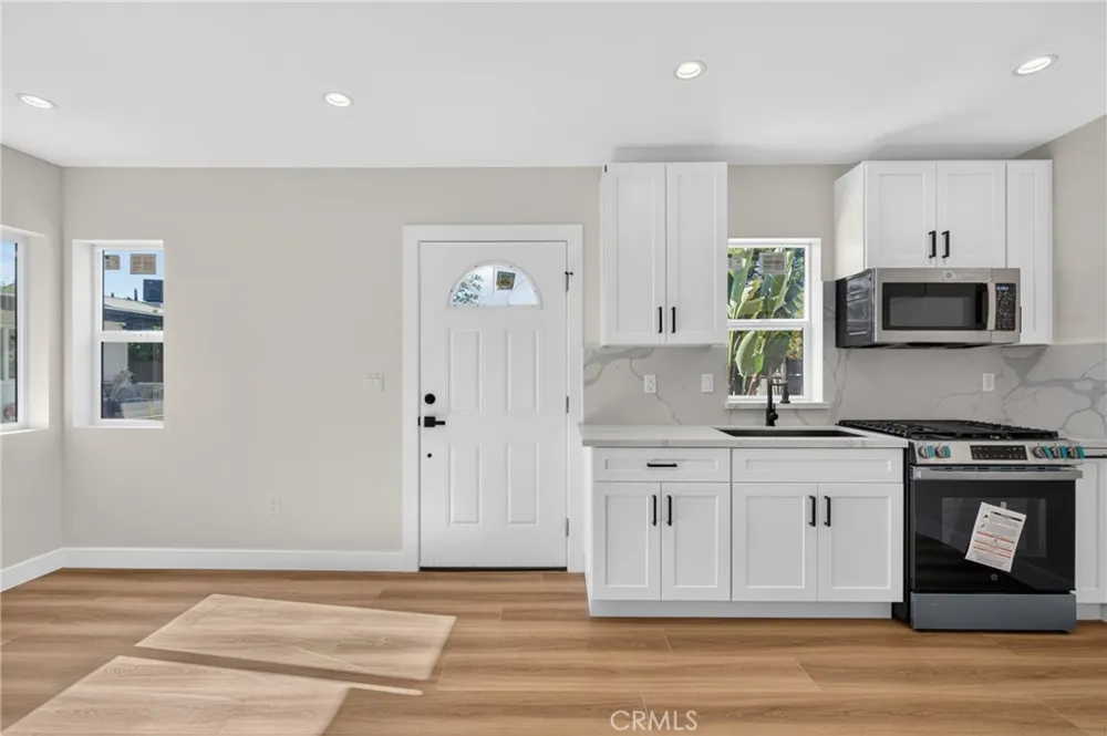 8953 Woodley ave North Hills, CA 91343