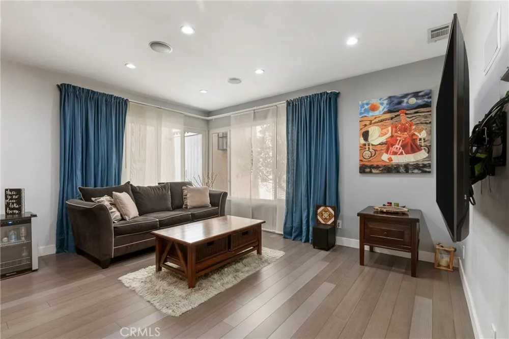 21 7th Place #510 Long Beach, CA 90802