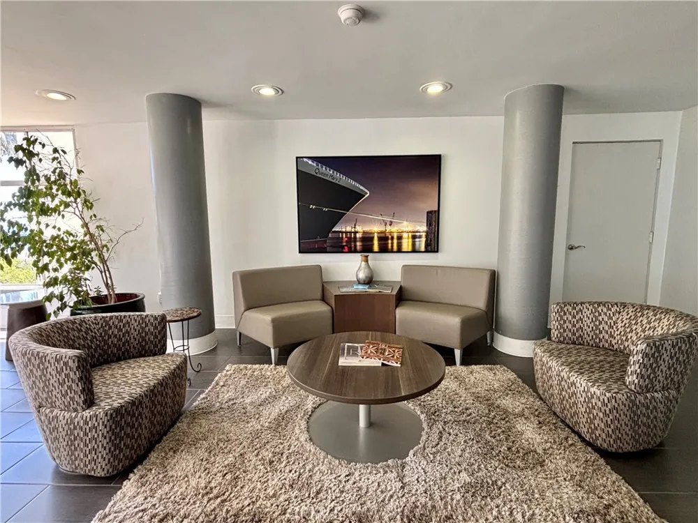 21 7th Place #510 Long Beach, CA 90802