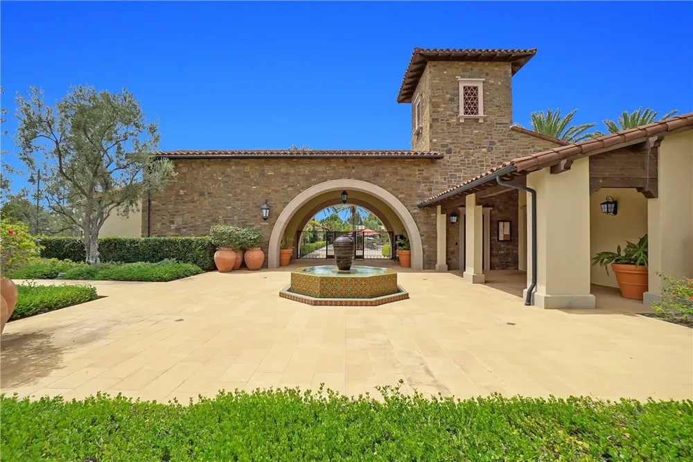 212 Sutters Mill Irvine, CA 92602