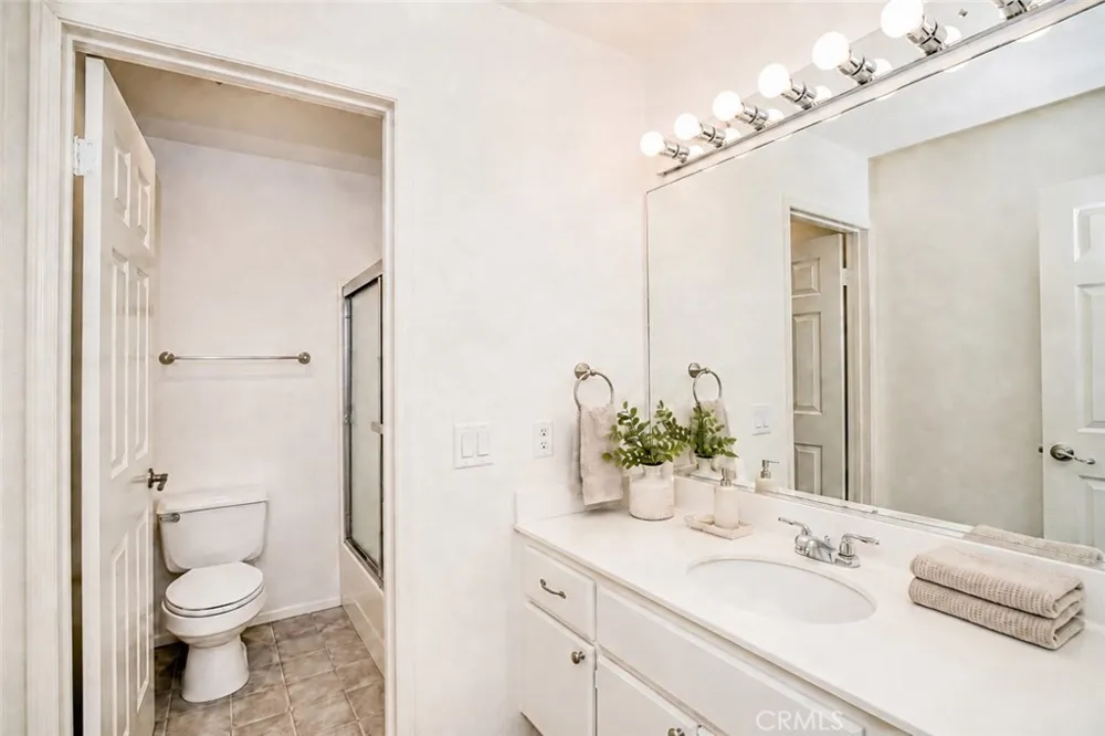 5805 Oak Bend Lane #407 Oak Park, CA 91377