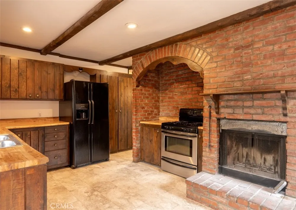 925 E LANE Big Bear City, CA 92314