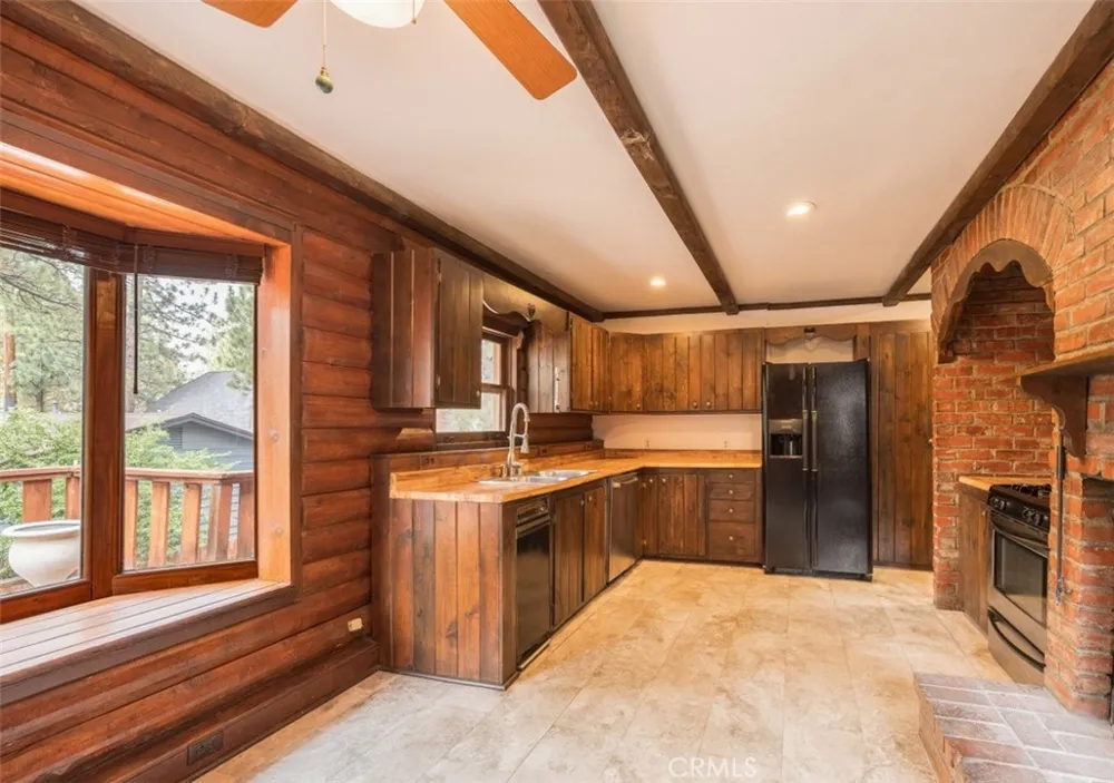 925 E LANE Big Bear City, CA 92314