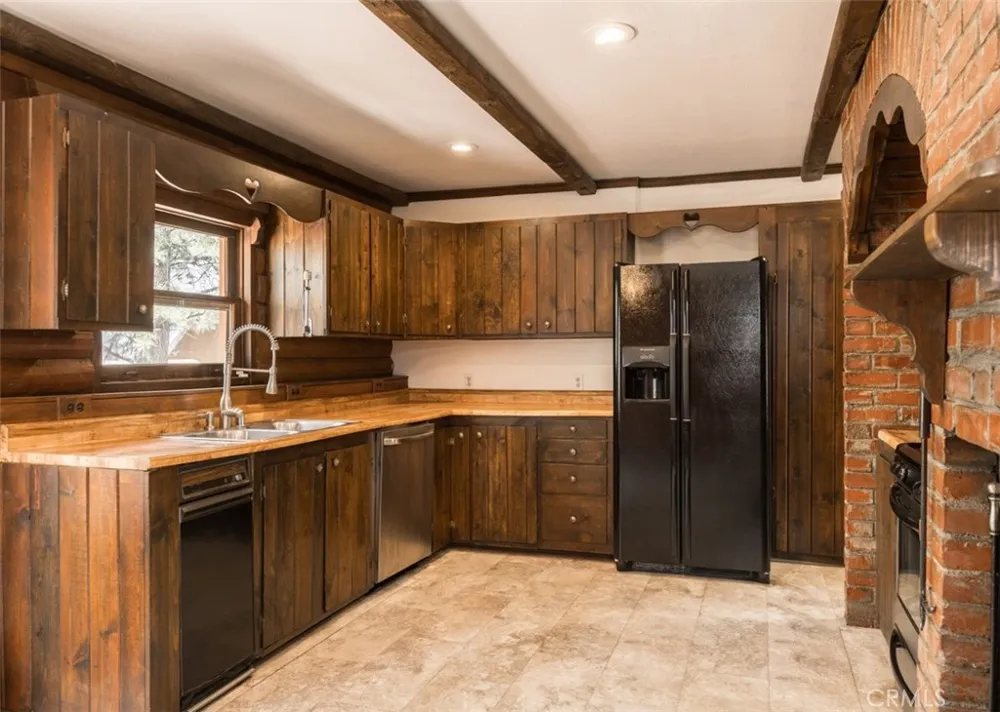 925 E LANE Big Bear City, CA 92314