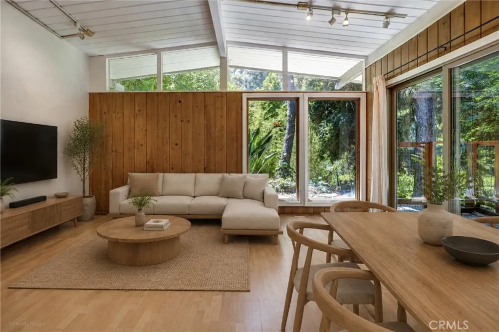 9837 Easton Beverly Hills, CA 90210