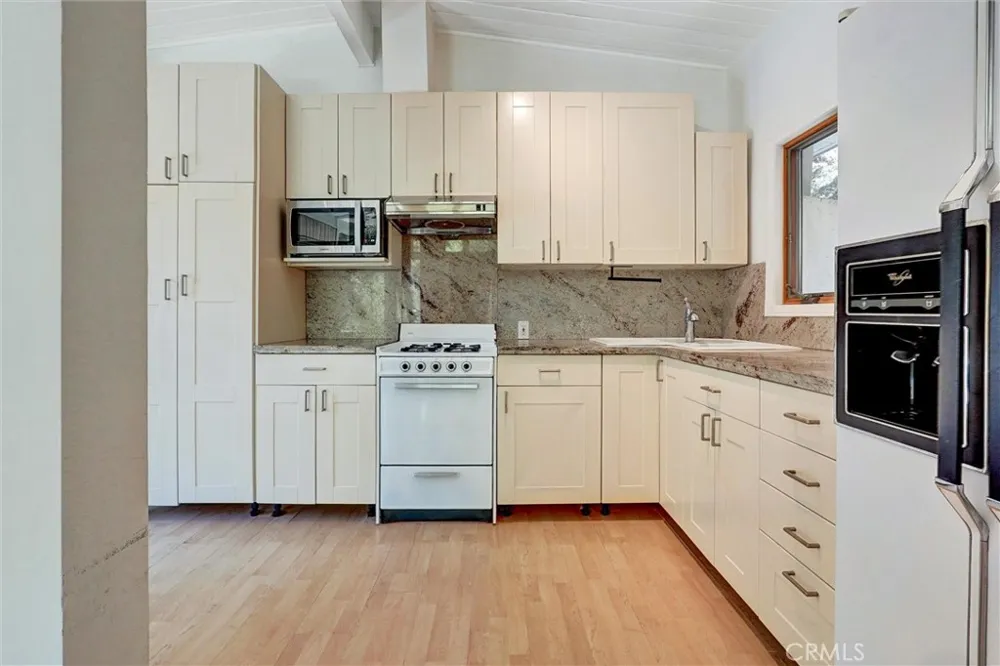 9837 Easton Beverly Hills, CA 90210