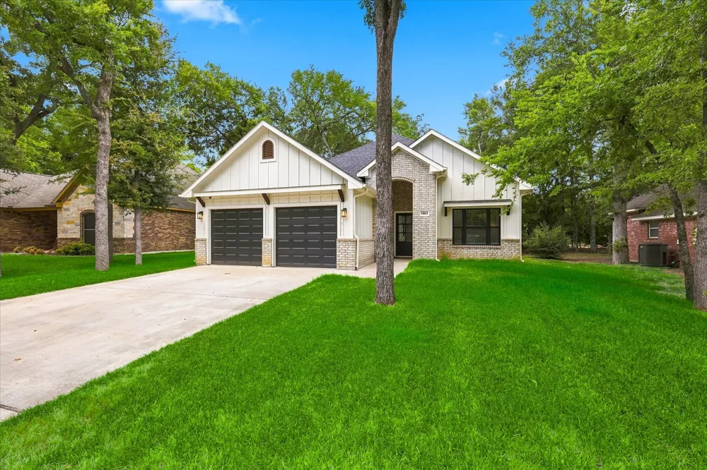 1001 Oak Valley Road Burleson, TX 76028