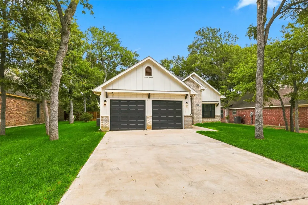 1001 Oak Valley Road Burleson, TX 76028