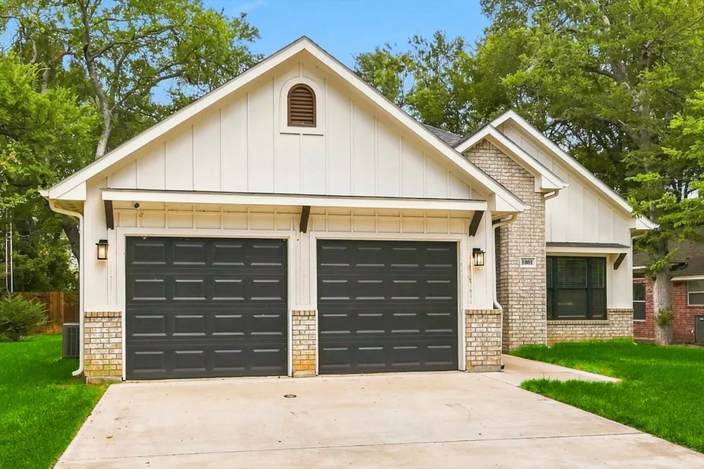 1001 Oak Valley Road Burleson, TX 76028