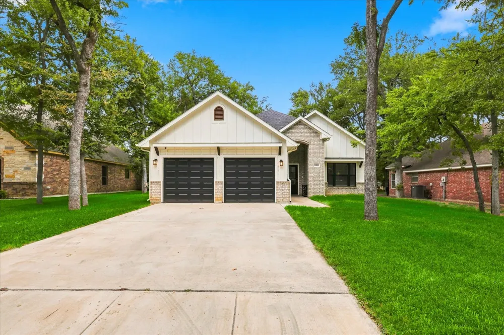 1001 Oak Valley Road Burleson, TX 76028