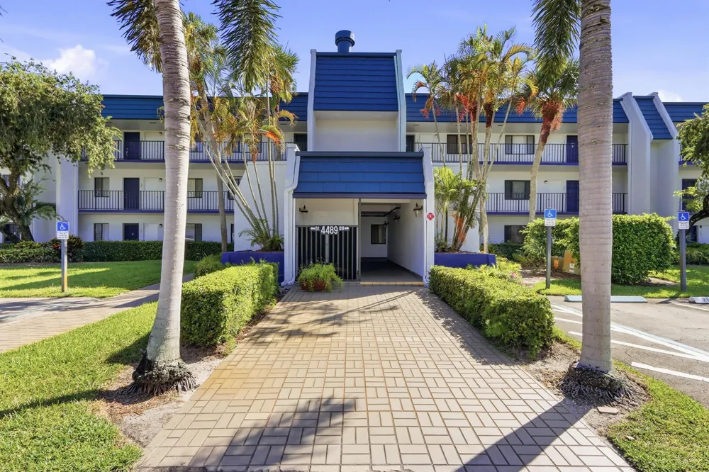 4489 Luxemburg Court #202 Lake Worth, FL 33467