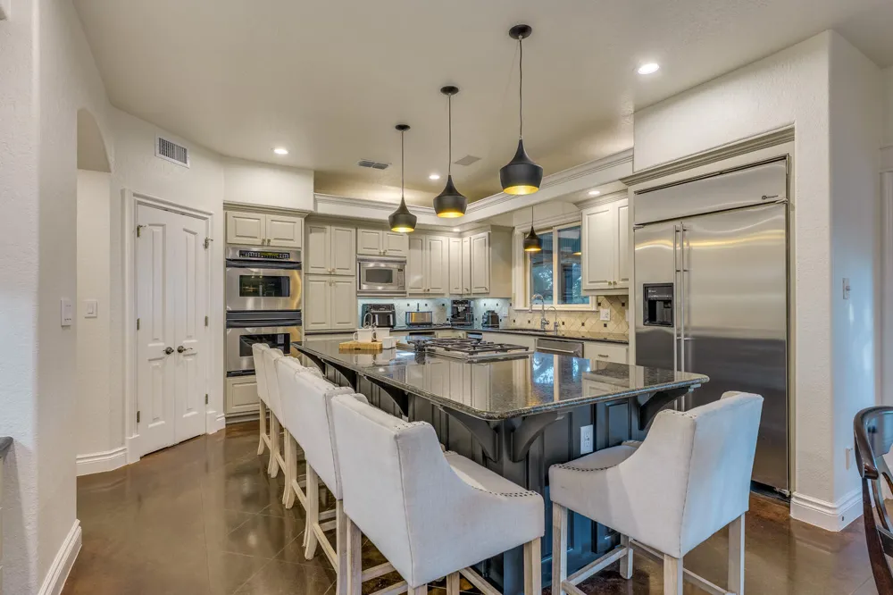813 Moonlight Bay Drive Spicewood, TX 78669