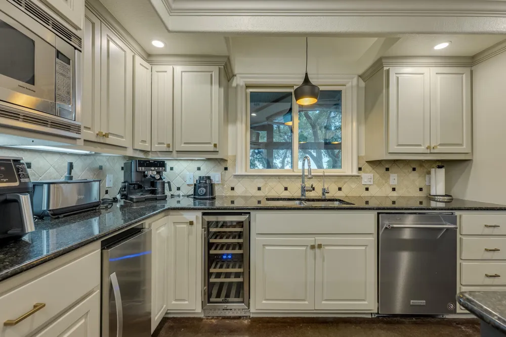 813 Moonlight Bay Drive Spicewood, TX 78669