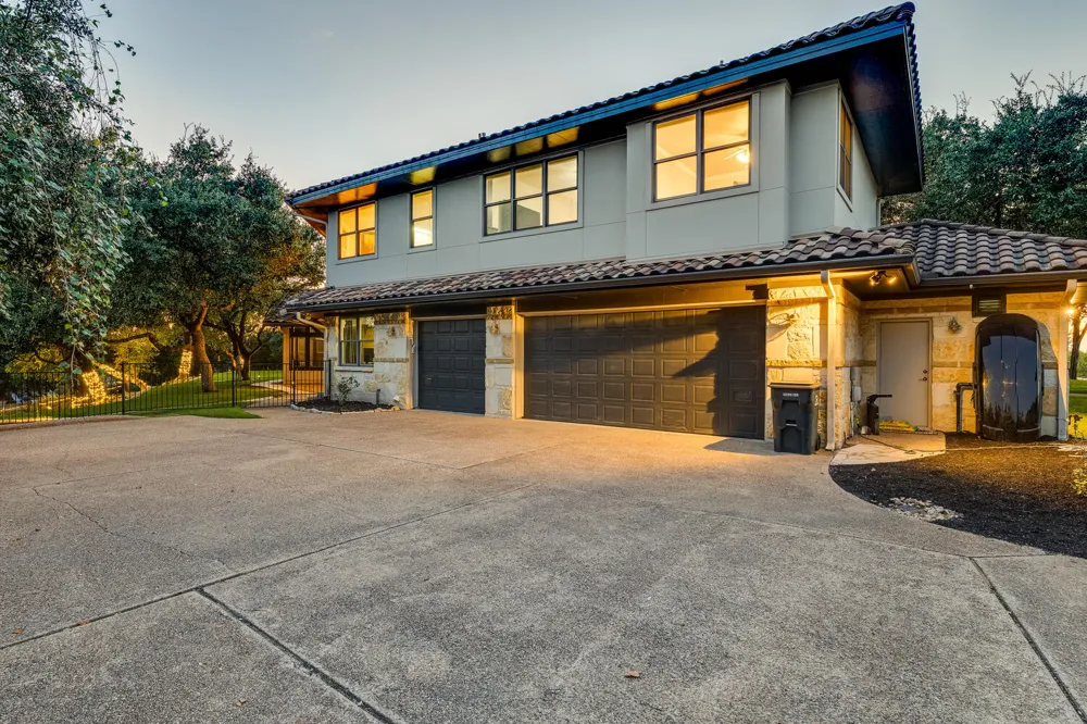 813 Moonlight Bay Drive Spicewood, TX 78669