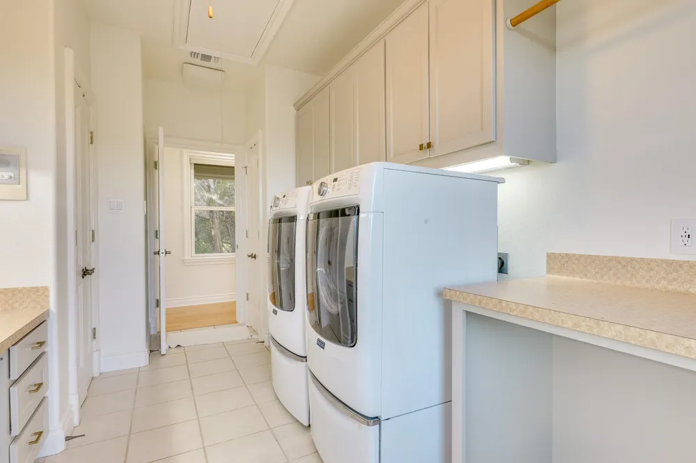 813 Moonlight Bay Drive Spicewood, TX 78669