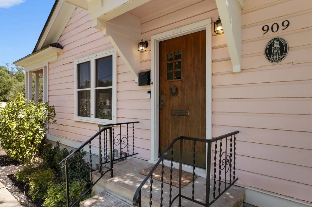 909 E Liberty Avenue Round Rock, TX 78664