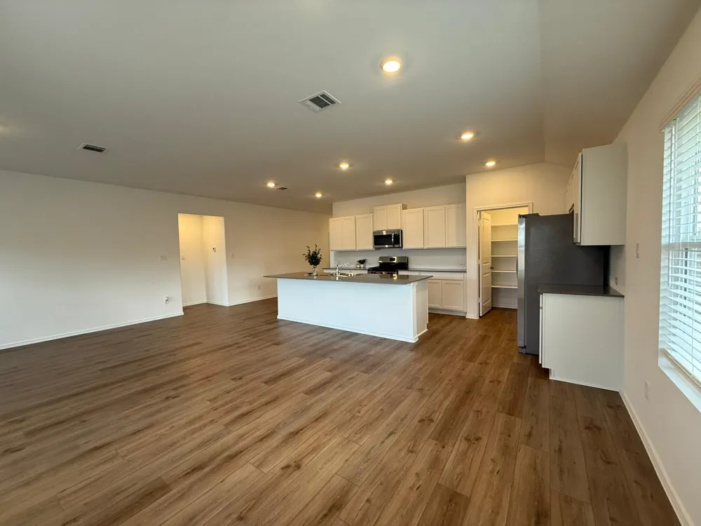 290 Gresham Kyle, TX 78640