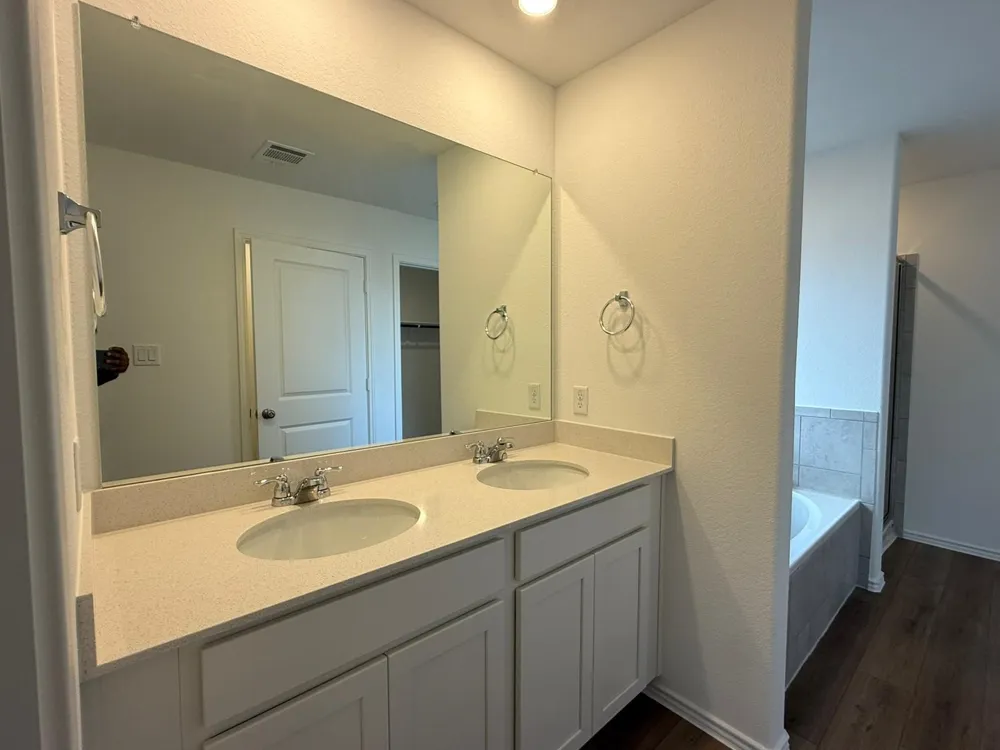 290 Gresham Kyle, TX 78640
