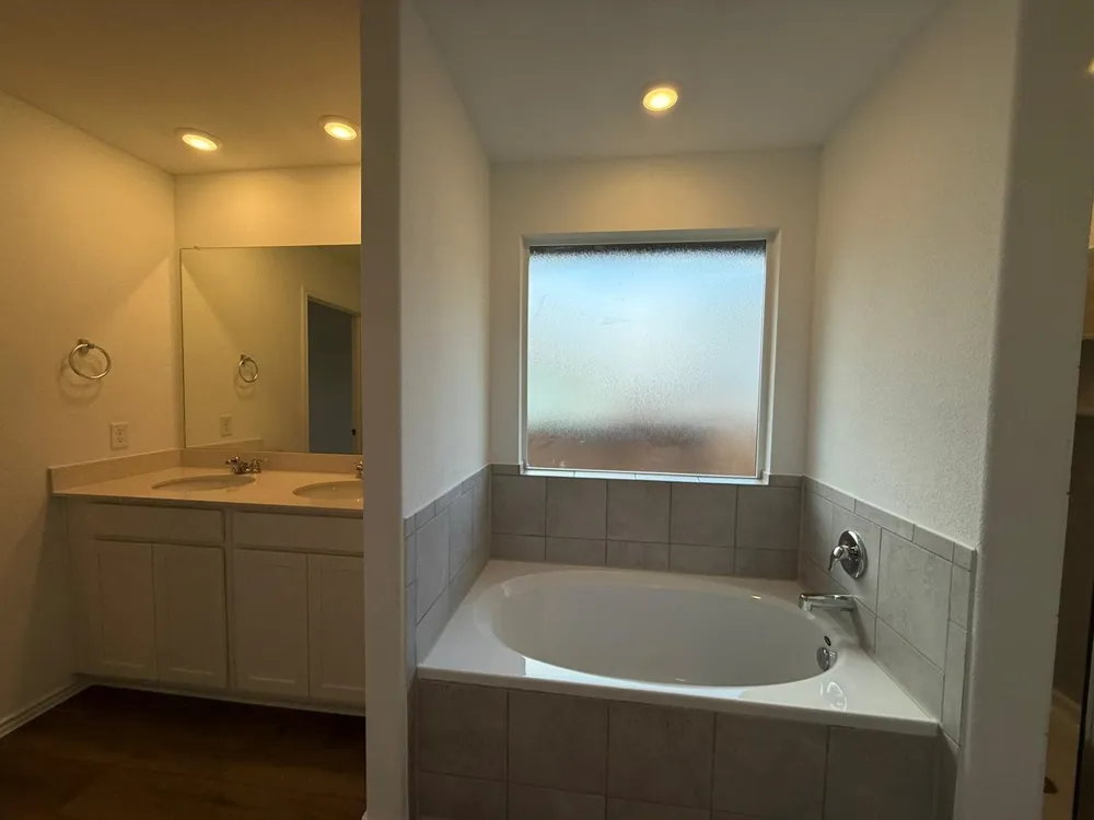 290 Gresham Kyle, TX 78640