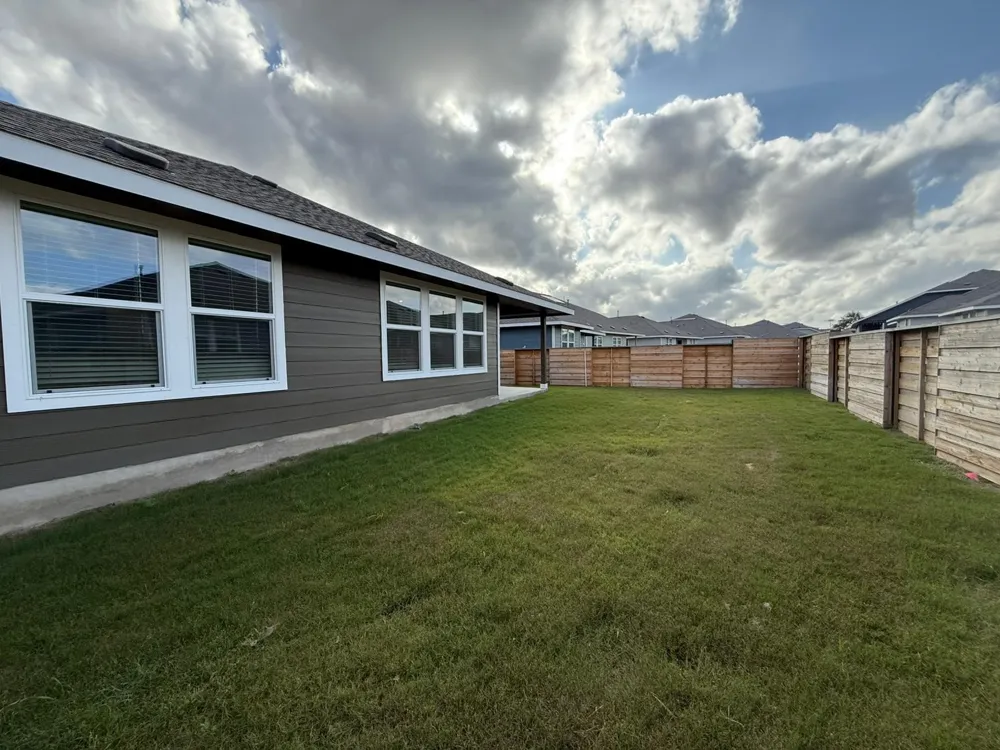 290 Gresham Kyle, TX 78640