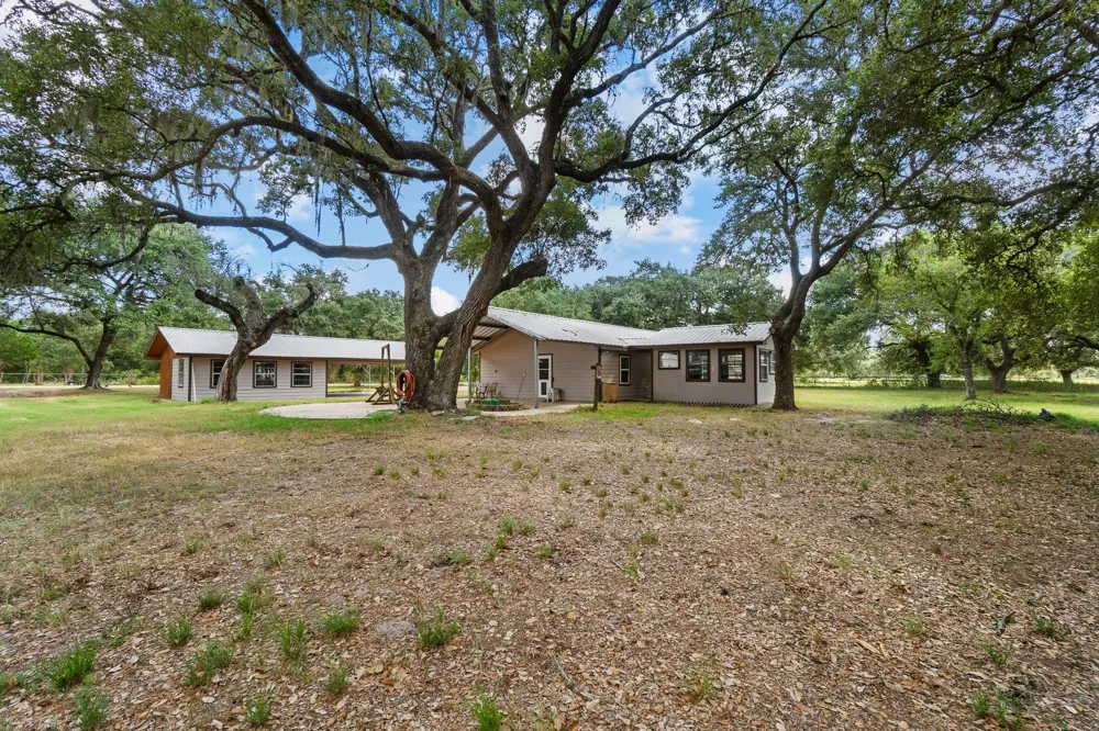 10338 FM 2437 Hallettsville, TX 77964