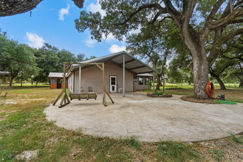 10338 FM 2437 Hallettsville, TX 77964