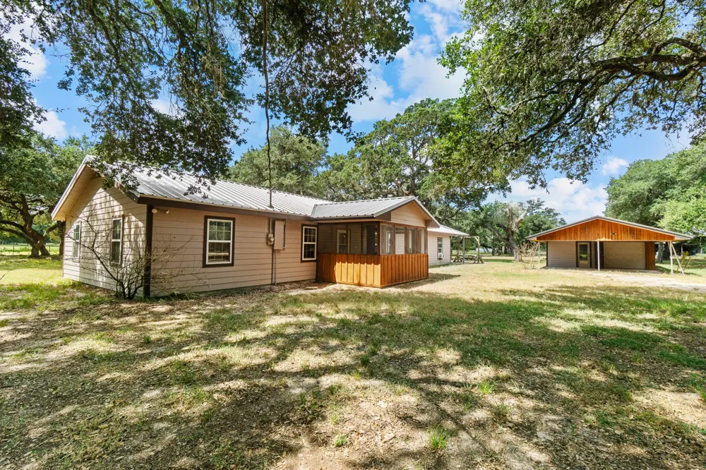 10338 FM 2437 Hallettsville, TX 77964