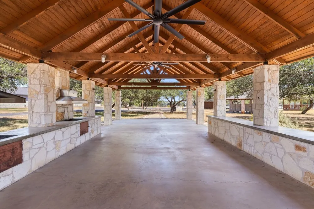 334 Coventry Road Spicewood, TX 78669