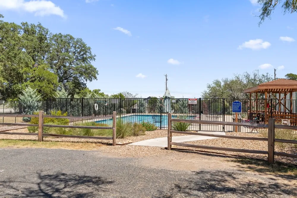 334 Coventry Road Spicewood, TX 78669