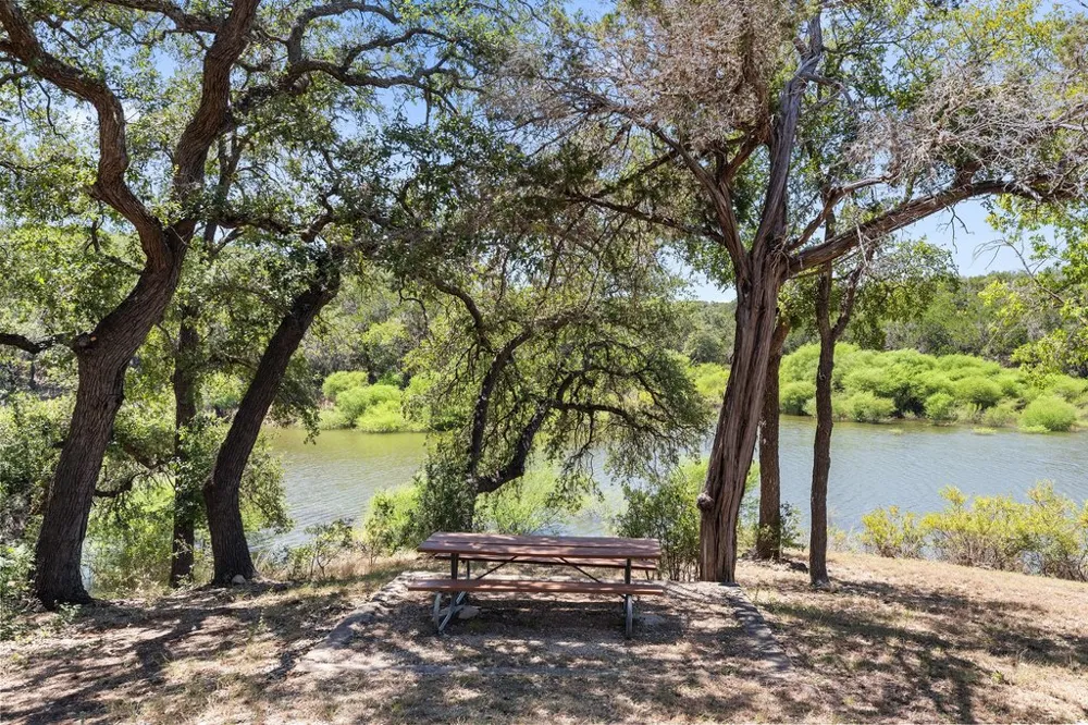 334 Coventry Road Spicewood, TX 78669