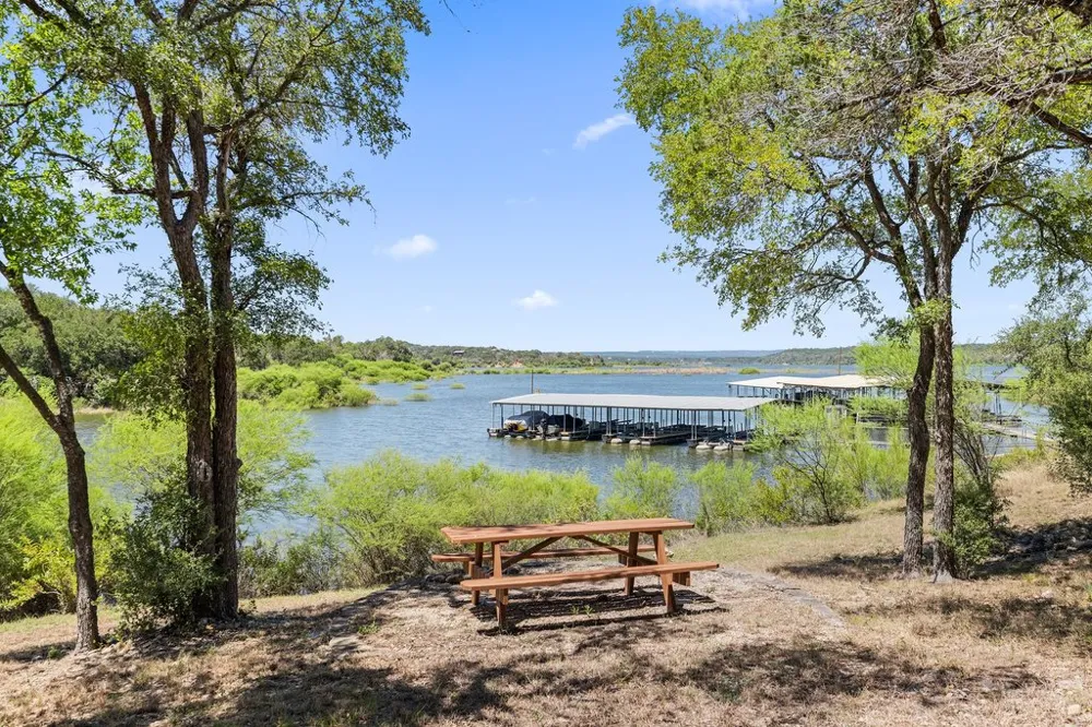 334 Coventry Road Spicewood, TX 78669