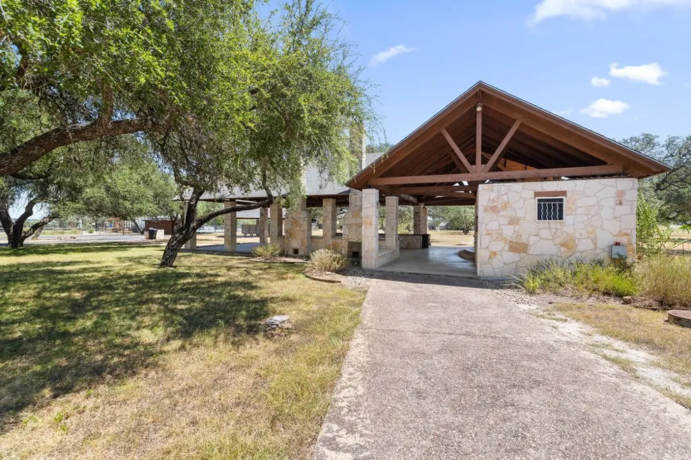334 Coventry Road Spicewood, TX 78669