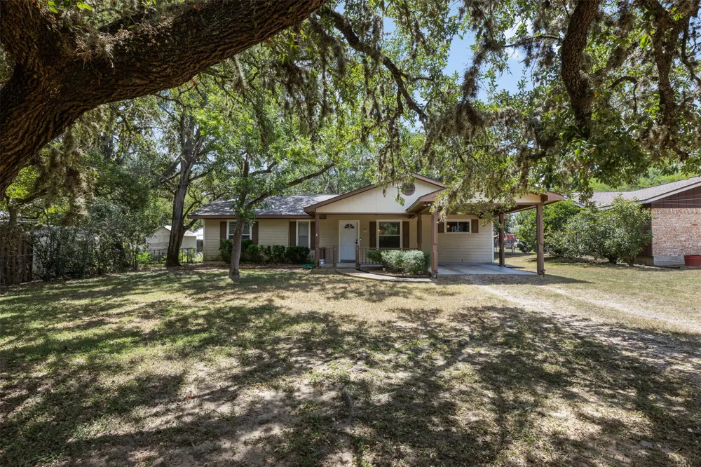 740 E Roitsch Lane La Grange, TX 78945