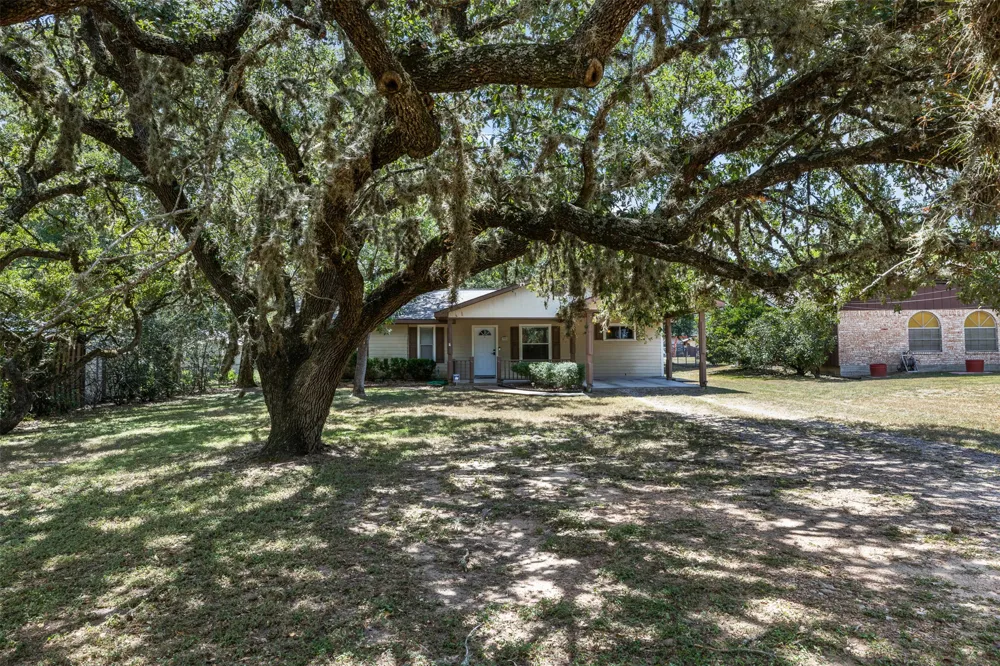 740 E Roitsch Lane La Grange, TX 78945