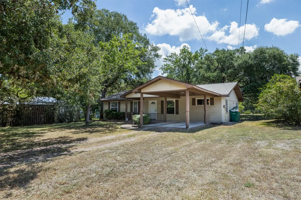 740 E Roitsch Lane La Grange, TX 78945