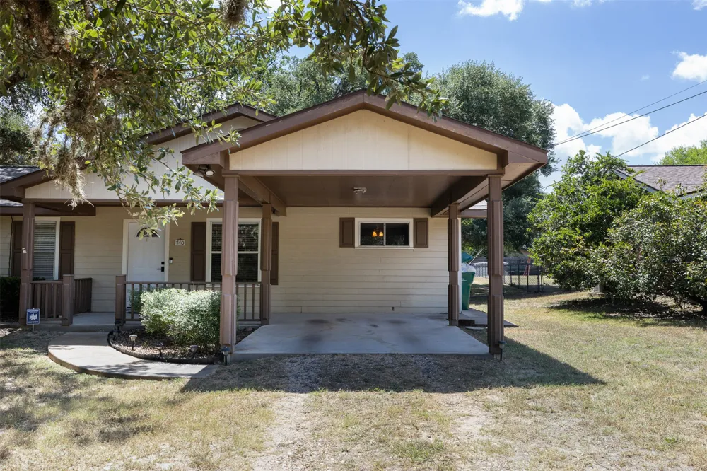 740 E Roitsch Lane La Grange, TX 78945