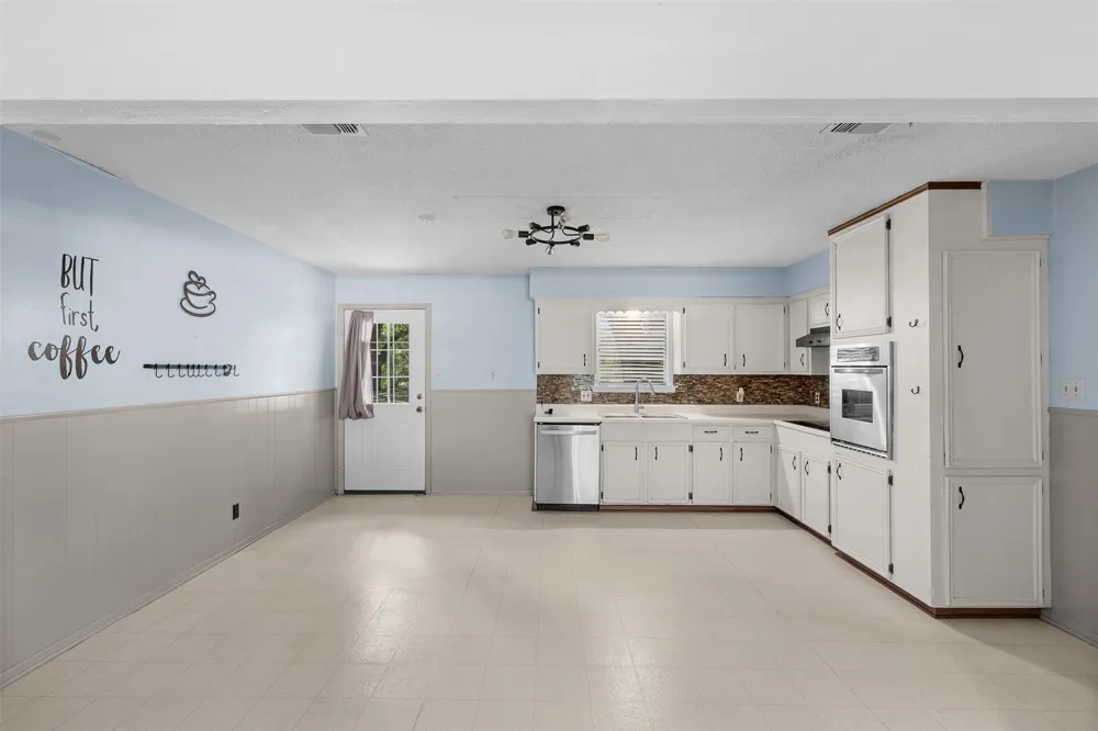 740 E Roitsch Lane La Grange, TX 78945