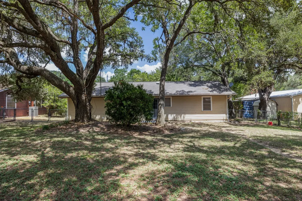 740 E Roitsch Lane La Grange, TX 78945