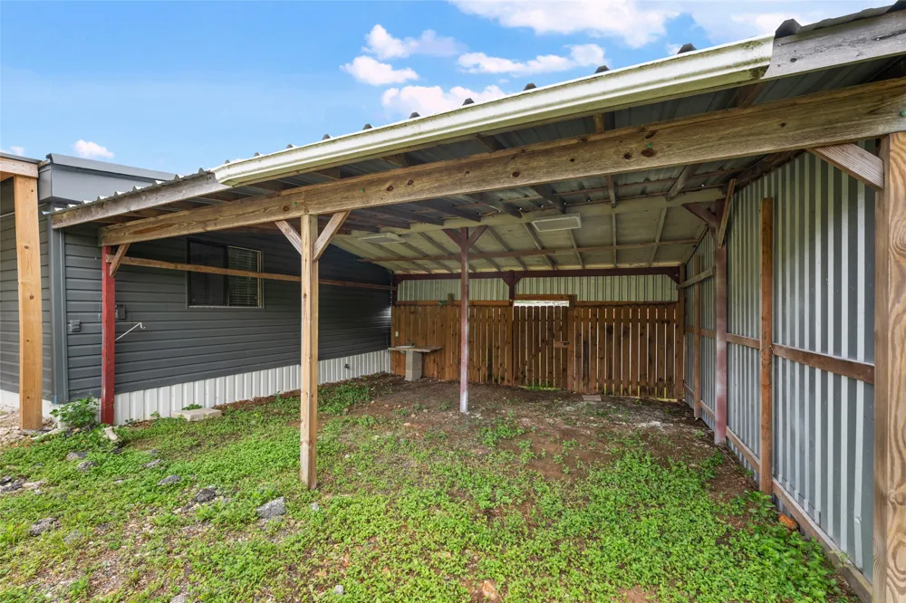 133 Deer Run Smithville, TX 78957
