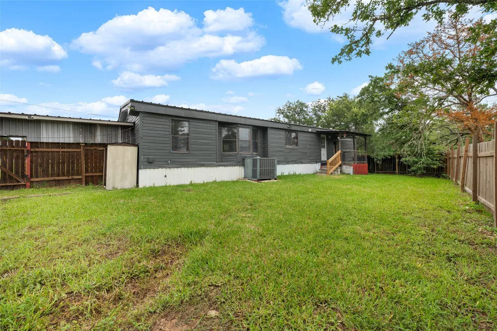 133 Deer Run Smithville, TX 78957