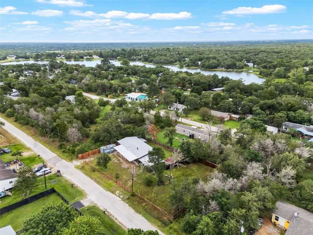 133 Deer Run Smithville, TX 78957