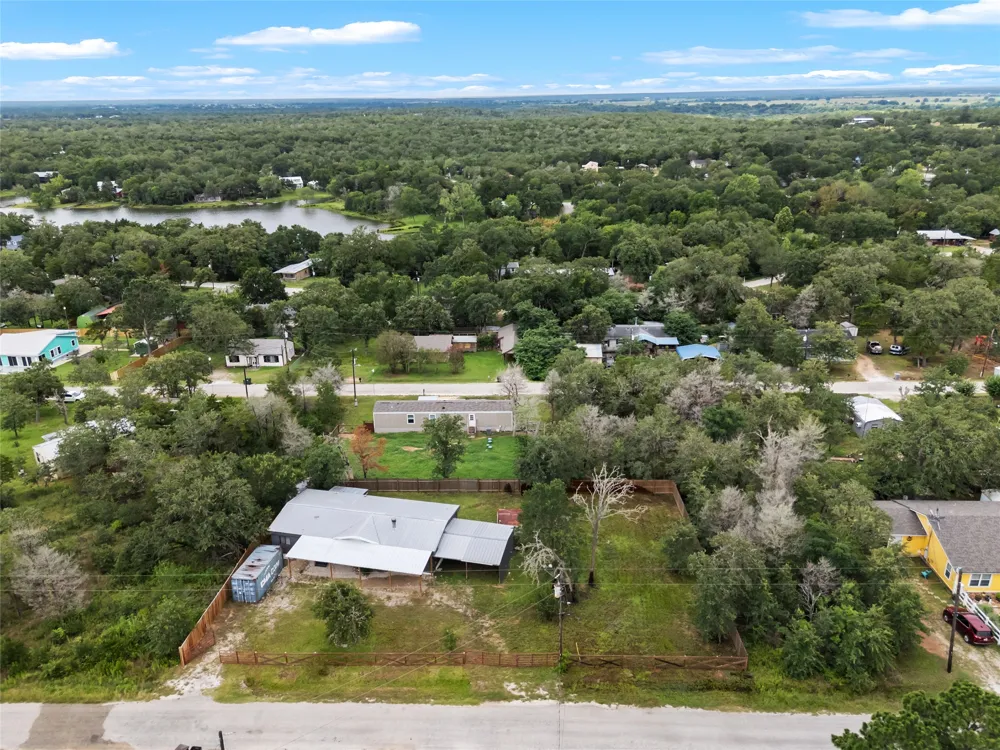 133 Deer Run Smithville, TX 78957