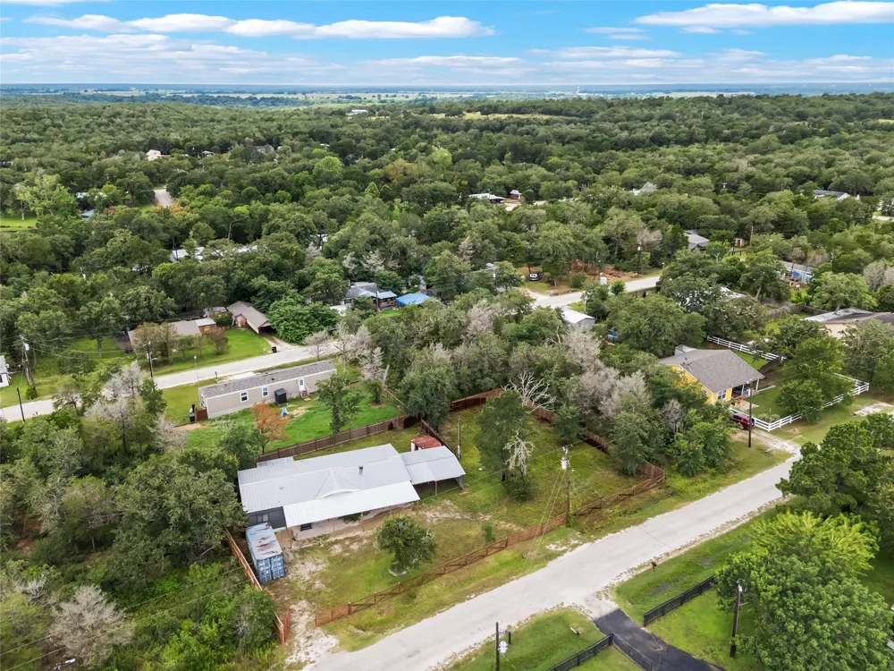 133 Deer Run Smithville, TX 78957