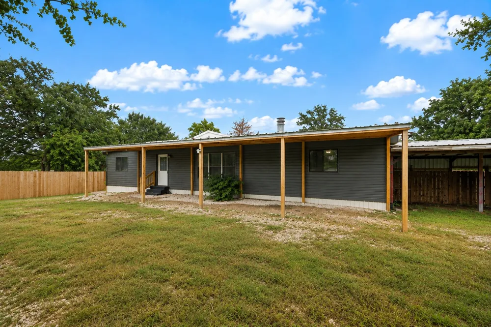 133 Deer Run Smithville, TX 78957