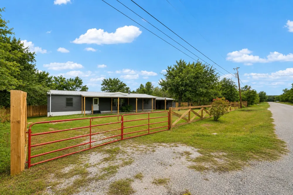 133 Deer Run Smithville, TX 78957