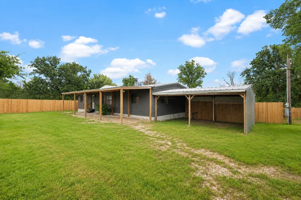 133 Deer Run Smithville, TX 78957