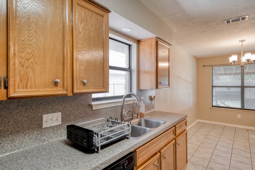 2010 Lark Lane Taylor, TX 76574