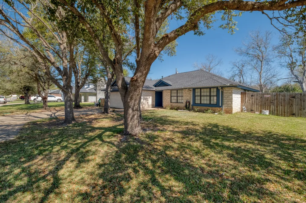 2010 Lark Lane Taylor, TX 76574