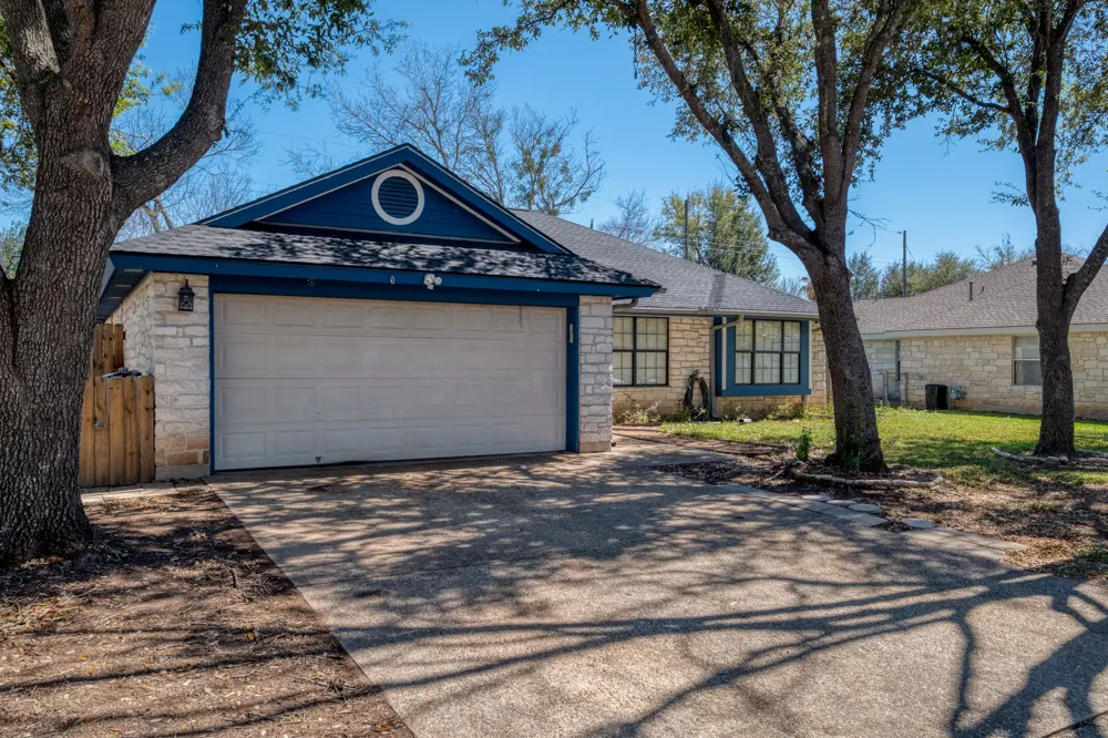 2010 Lark Lane Taylor, TX 76574