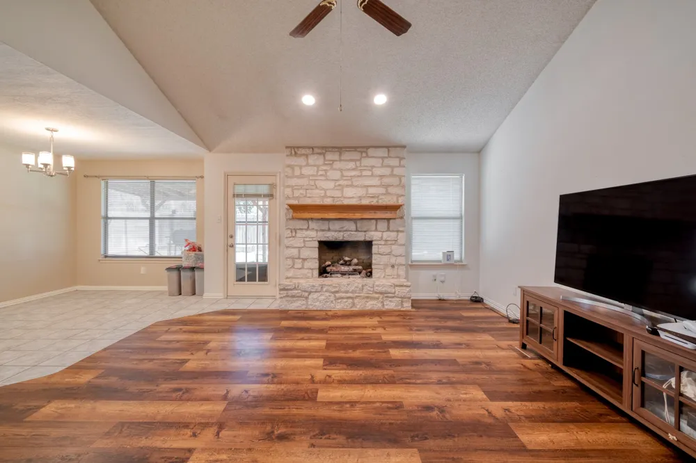 2010 Lark Lane Taylor, TX 76574